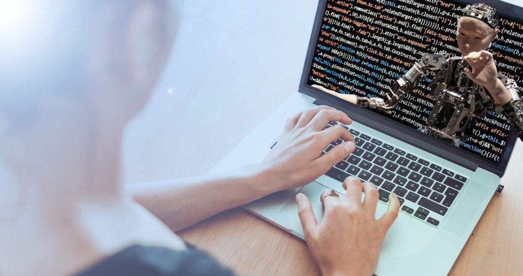 パソコンを操作している